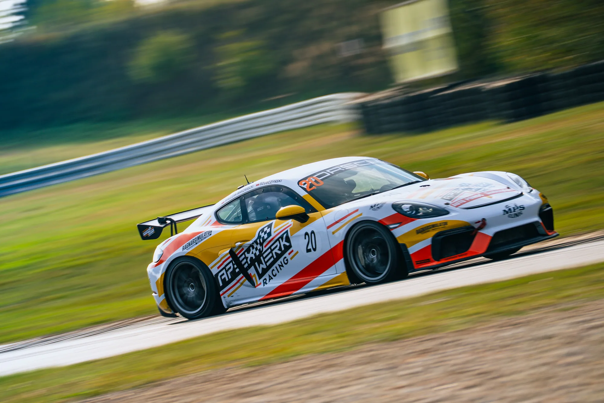 Samochód wyścigowy zespołu ApexWerk Racing na torze